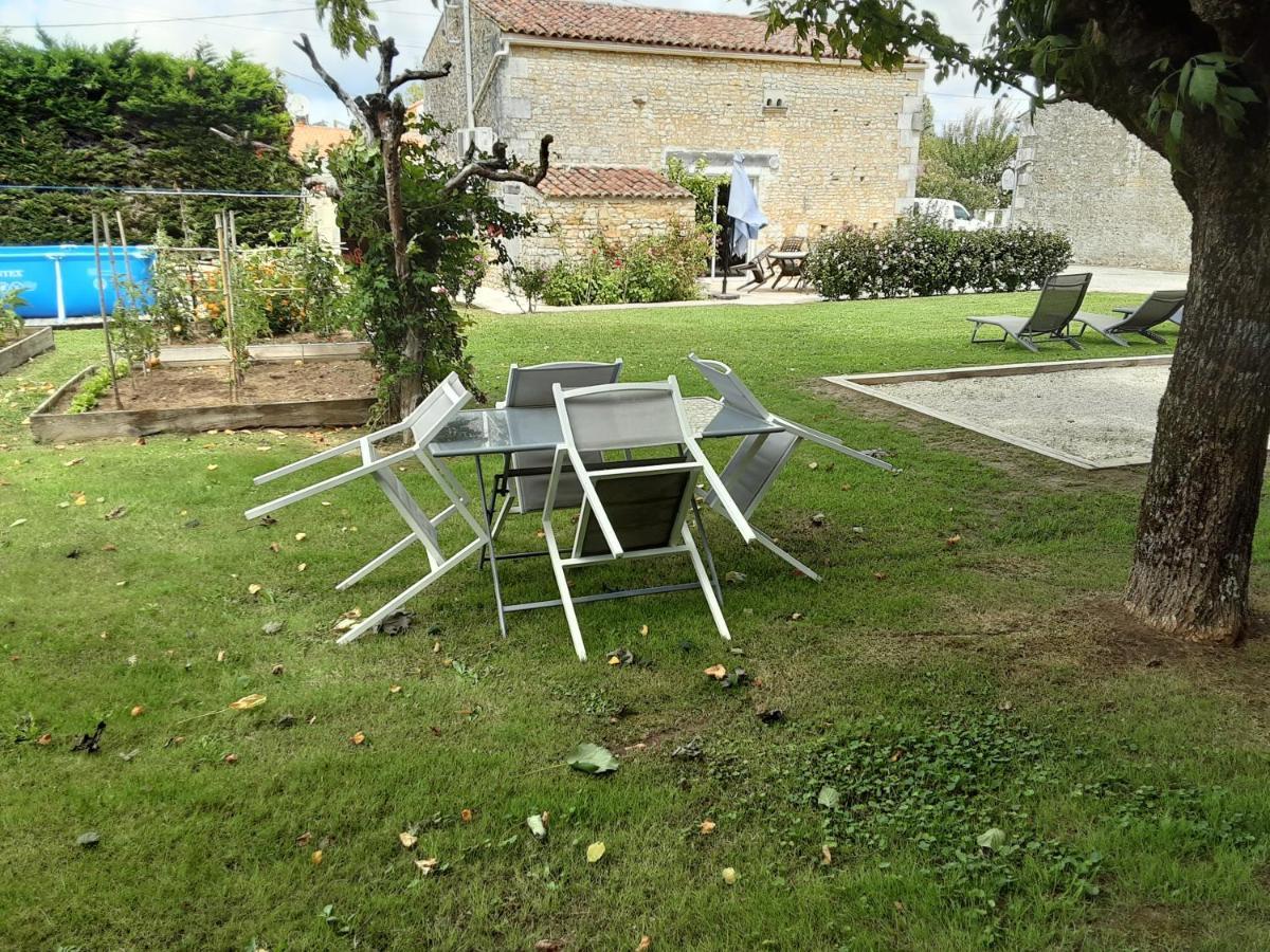 Gite " Les Tourterelles" Thaims Exterior foto